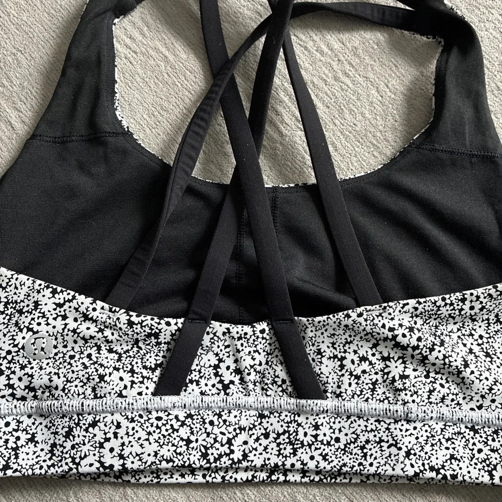 Lululemon Energy Bra Women's Size 8 Black‎ White Ditsy Daisy Cross Back Straps